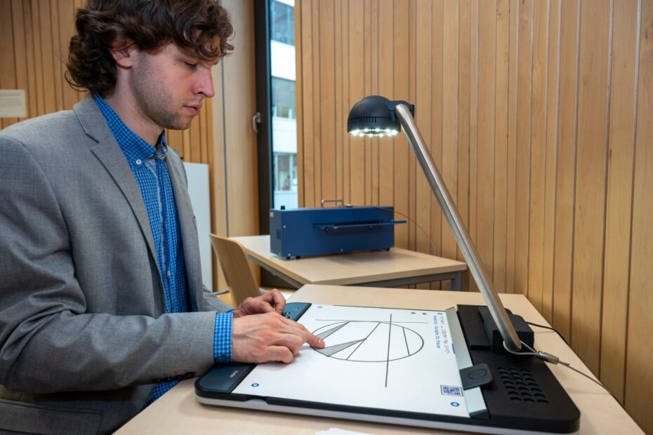 Studierender, der am tactonom reader eine graphische Figur ertastet